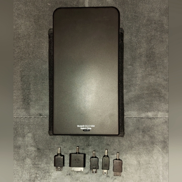 SHARPER IMAGE PORTABLE CHARGING VALLET CHARGE 3 DEVICES 5 DIFFERENT POWER TIPS - Picture 10 of 10